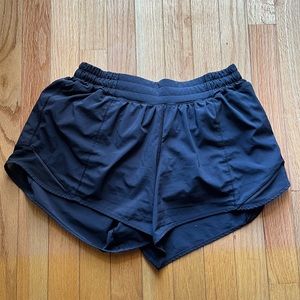 Black lululemon hotty hot high-rise lined shorts 2.5”